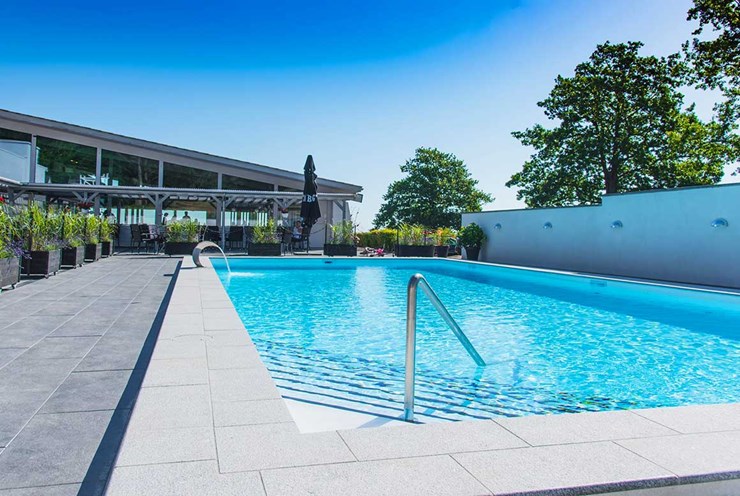 Hyg dig ved swimmingpoolen på Hotel Abildgård